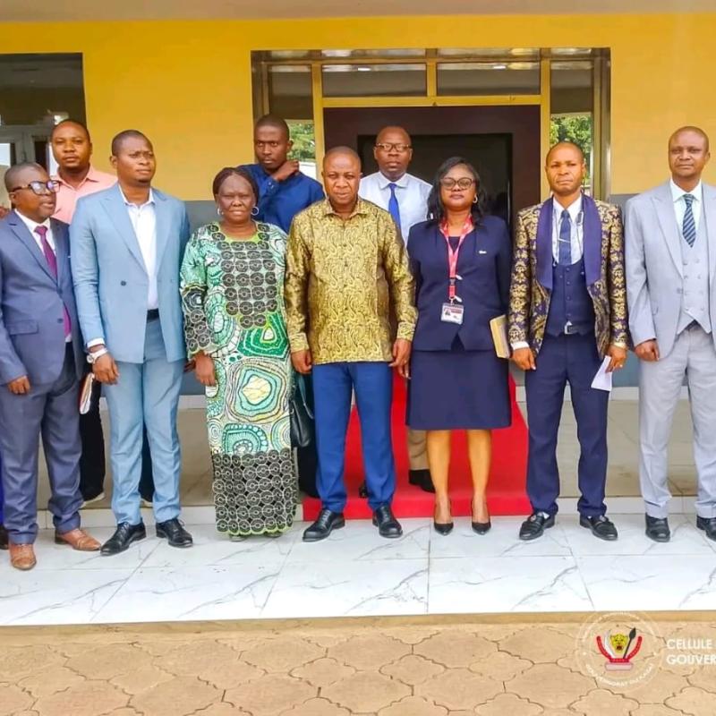 La photo de famille après l’entretien entre les fonctionnaires de l'état et le vice Gouverneur du Kasaï