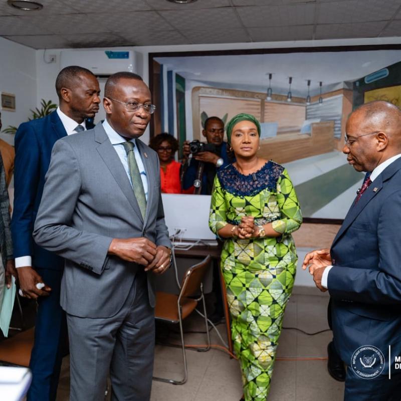 Le VPM de l'économie nationale Daniel Mukoko Samba accompagné du ministre de la justice Guillaume Ngefa [photo d'illustration]
