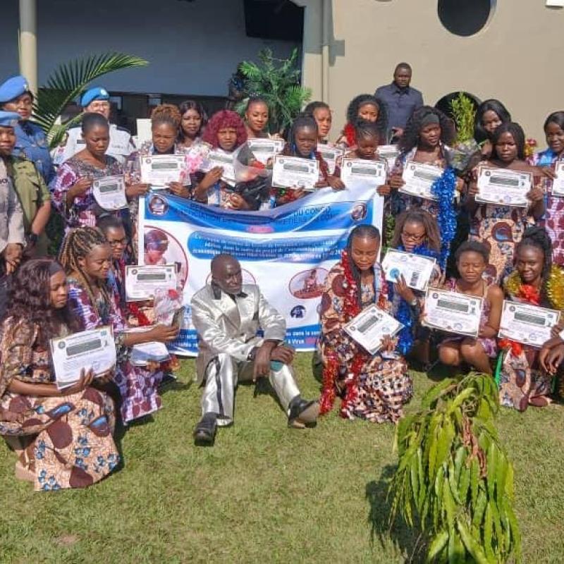Une séance de sensibilisation destinée aux jeunes filles et aux femmes sur l'autonomisation économique, la prévention des VBG et la lutte contre la désinformation liée à Ebola, organisée à Bunia par la MONUSCO en partenariat avec l’AJCC