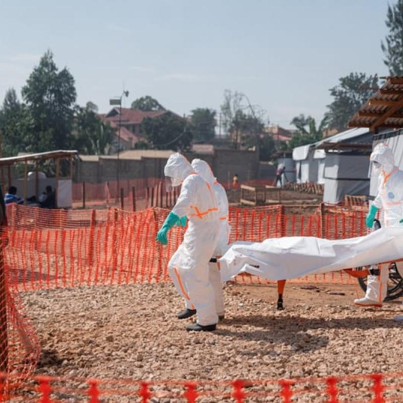 Des agents sanitaires transportent à la morgue du Centre médical évangélique de Nyankunde (Ituri) le corps d’une personne décédée d'Ebola [photo d'illustration)