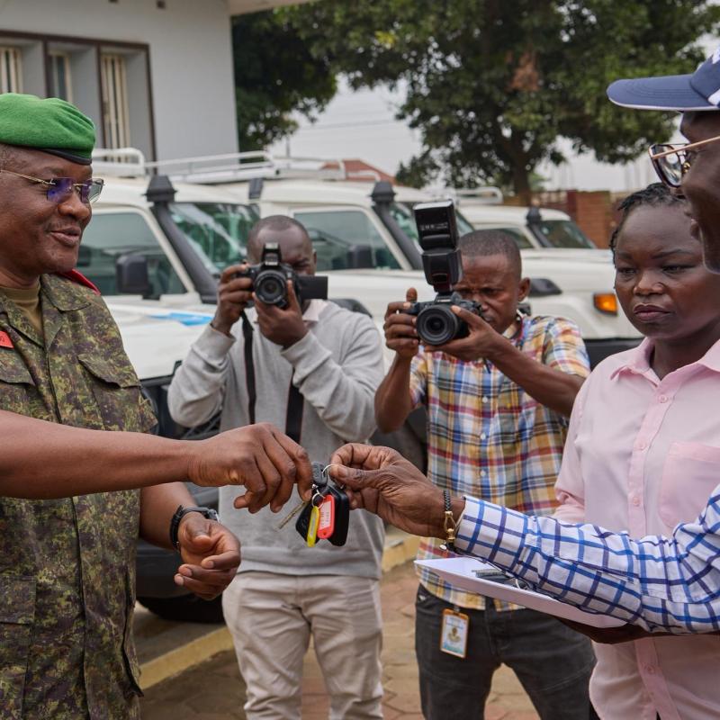Le directeur régional de l’OMS, Mohamed Janabi, remet cinq ambulances et des matériels informatiques au gouverneur de l’Ituri pour renforcer la riposte contre l'épidémie d'Ebola