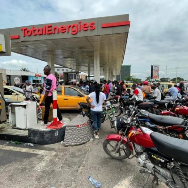 Des motos s’approvisionnant du carburant à une station-service [photo d'illustration]