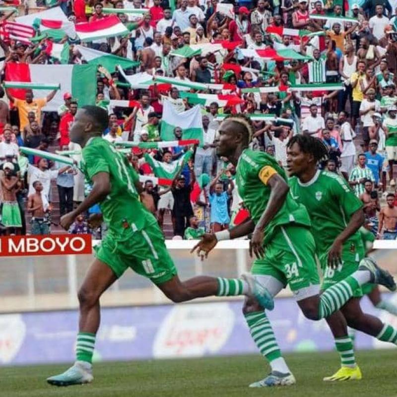 Quelques joueurs du DCMP et les supporters en pleine célébration d'un but au Stade Tata Raphaël. [Photo d'illustration]