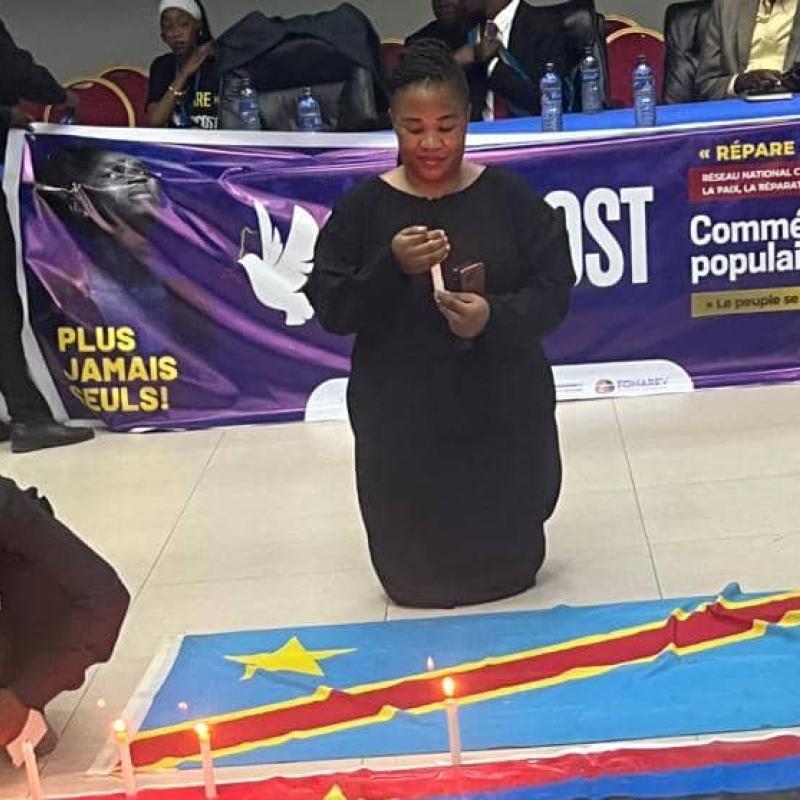 L’activiste pro-démocratie Angélique Niyibizi rendant hommages aux victimes des tueries en marge de la journée nationale du Génocost en RDC [photo d'illustration]