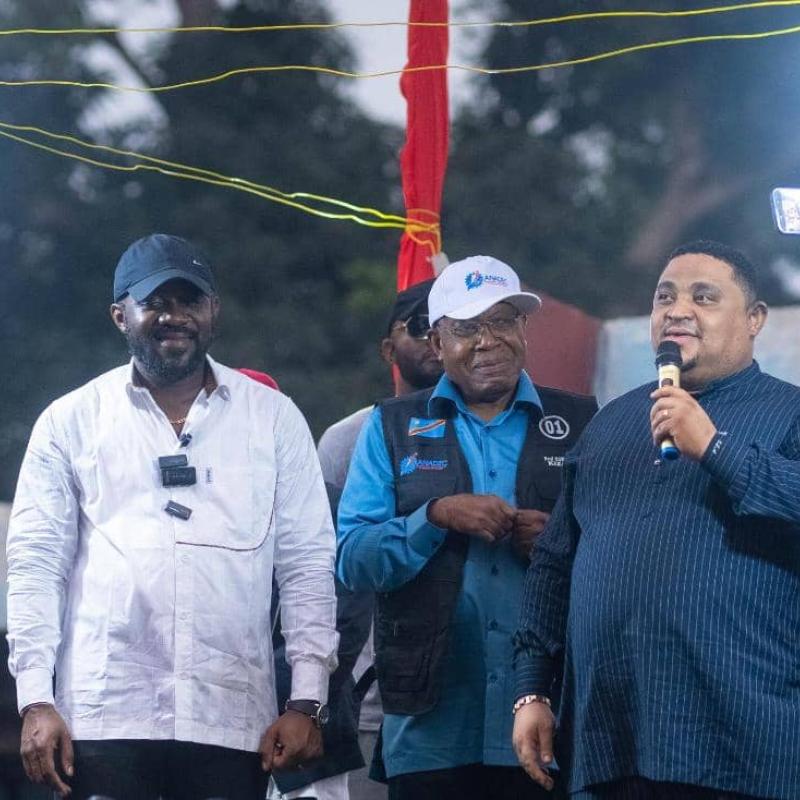 Serge Etinkum Anza, coordonnateur national du mouvement "Jeunesse Parle", à l'extrême droite de la photo, lors d'un meeting à Idiofa, dans le Kwilu