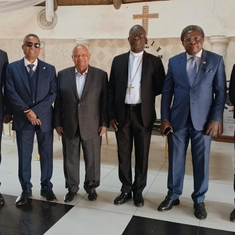 Raphaël Katebe Katoto entouré de dignitaires religieux et de leaders communautaires après une réunion [photo d'illustration]
