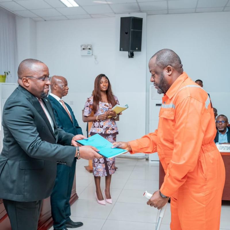 Le VPM de l'Intérieur, Jacquemain Shabani remet la directive ministérielle pour l'année politique 2026 à un représentant d'un parti politique à Kinshasa [photo d'illustration]
