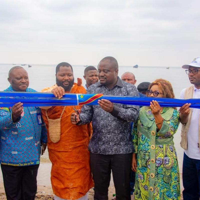 Le ministre Muhindo Nzangi coupe le ruban inaugural marquant le lancement officiel du poste d'exportation du café « Code 14 », à Kyavinyonge [photo d'illustration]