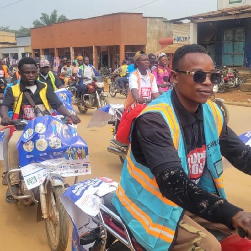 Des motocyclistes défilent dans les rues de Beni munis d'affiches de sensibilisation « STOP EBOLA » [photo d'illustration]