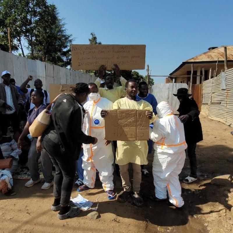 Des agents de la riposte contre Ebola manifestent devant le bureau du gouvernorat de l’Ituri, pour dénoncer leur prise en charge financière