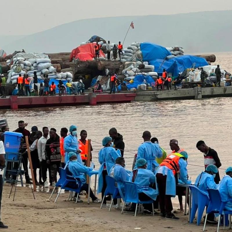 Des passagers en provenance de la province de l’Équateur soumis à un contrôle sanitaire à leur arrivée au site d’accostage de Maluku.