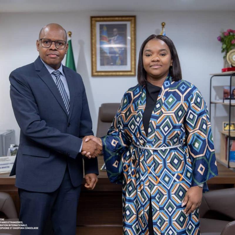 Poignée de main entre la vice-ministre des Affaires étrangères du gouvernement de la RDC, Noëlla Ayeganagato, et son hôte, Dr.Isias Barreto da Rosa, Représentant de l'UNESCO en RDC arrivé au terme de son mandat