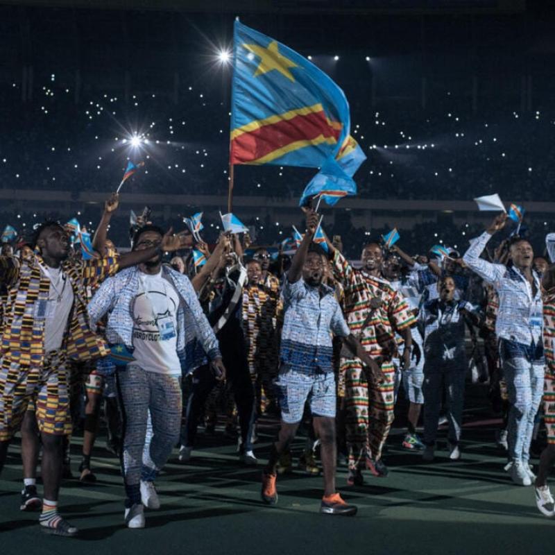 Des athlètes et artistes de la RDC arborant leur drapeau à leur entrée au Stade des Martyrs en 2023 lors de la cérémonie d'ouverture des 9e Jeux de la Francophonie [photo d'illustration]