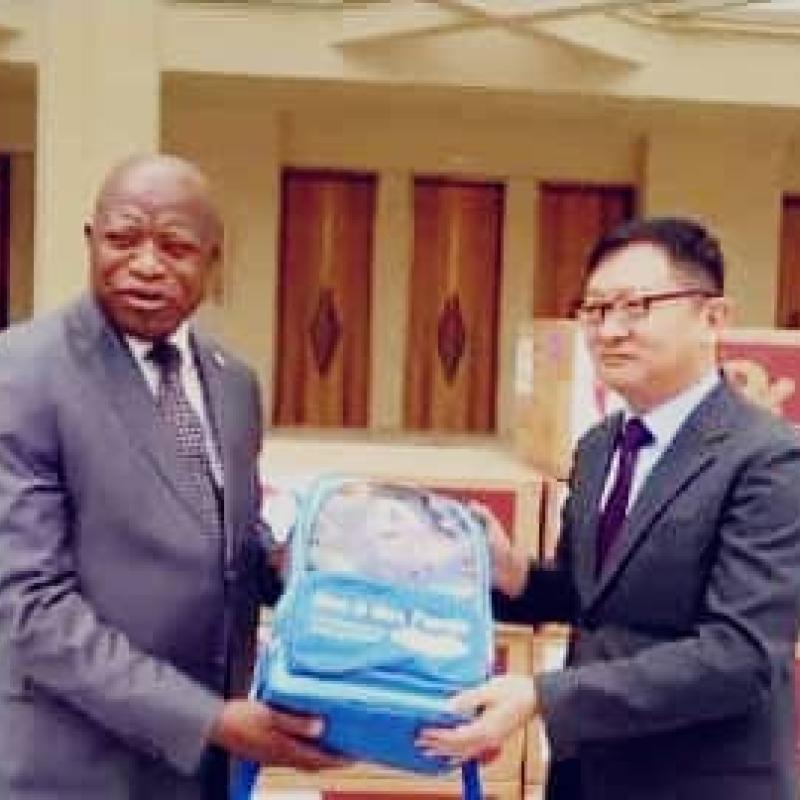 L’ambassadeur de Chine en RDC et le secrétaire permanent de l’USN, le professeur André Mbata, présentent un kit scolaire destiné aux élèves congolais.
