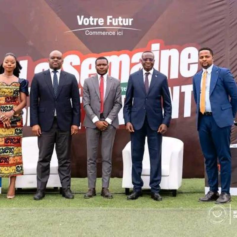 Le VPM de l'Économie nationale, Daniel Mukoko Samba, entouré des étudiants lors de la 2ᵉ édition de la Semaine de l'Étudiant [photo d'illustration]