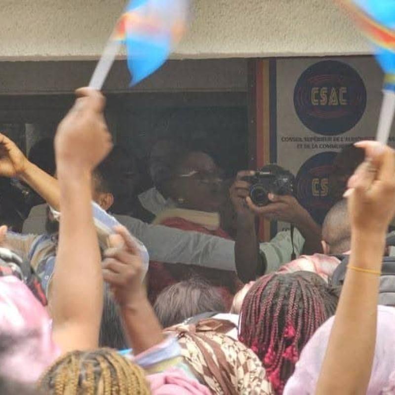 Les manifestants, membres de l'ASBL Mwana Mapinga lors du dépôt de leur mémo au CSAC contre les insultes proférées contre la Première Dame