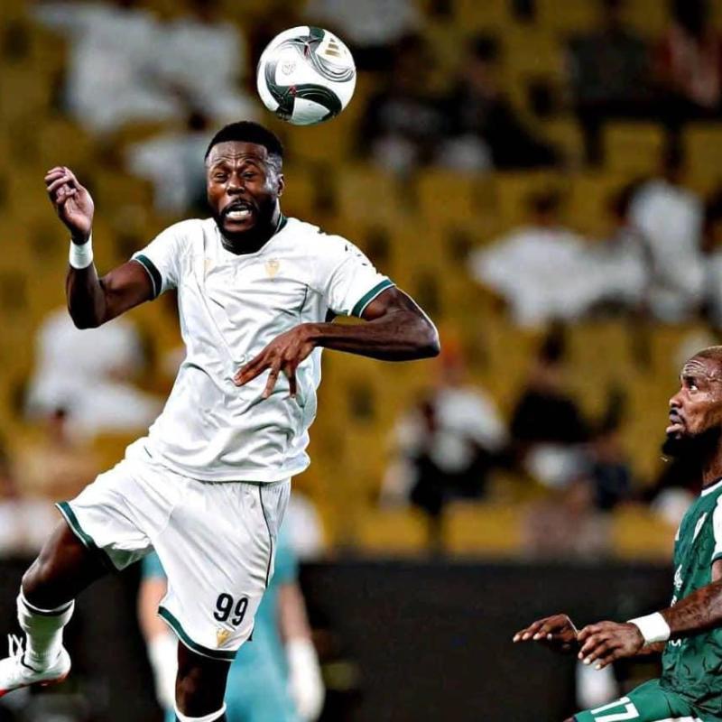 Le défenseur congolais Chancel Mbemba en duel avec un joueur de Al-Ahli