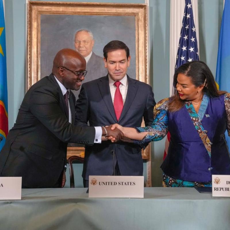 Poignée de main entre Thérèse Kayikwamba et Olivier Nduhungirehe après la signature d'un accord de paix entre la RDC et le Rwanda sous l'égide des Etats Unis, juin 2025 [photo d'illustration]