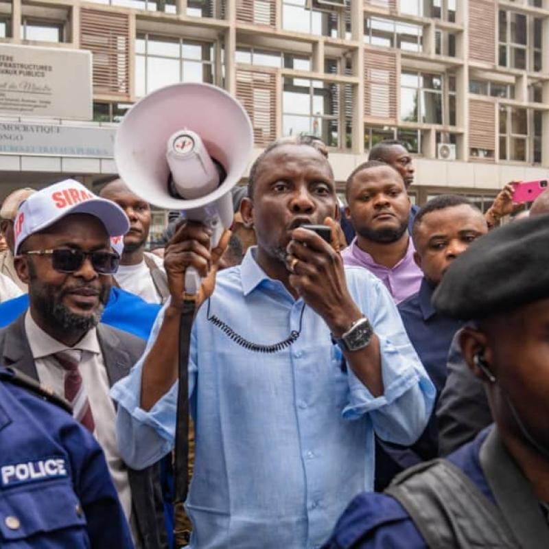 Le ministre des Infrastructures et Travaux publics, John Banza, s’adressant aux agents de son ministère au moyen d’un mégaphone afin de les rassurer quant à leurs revendications sociales