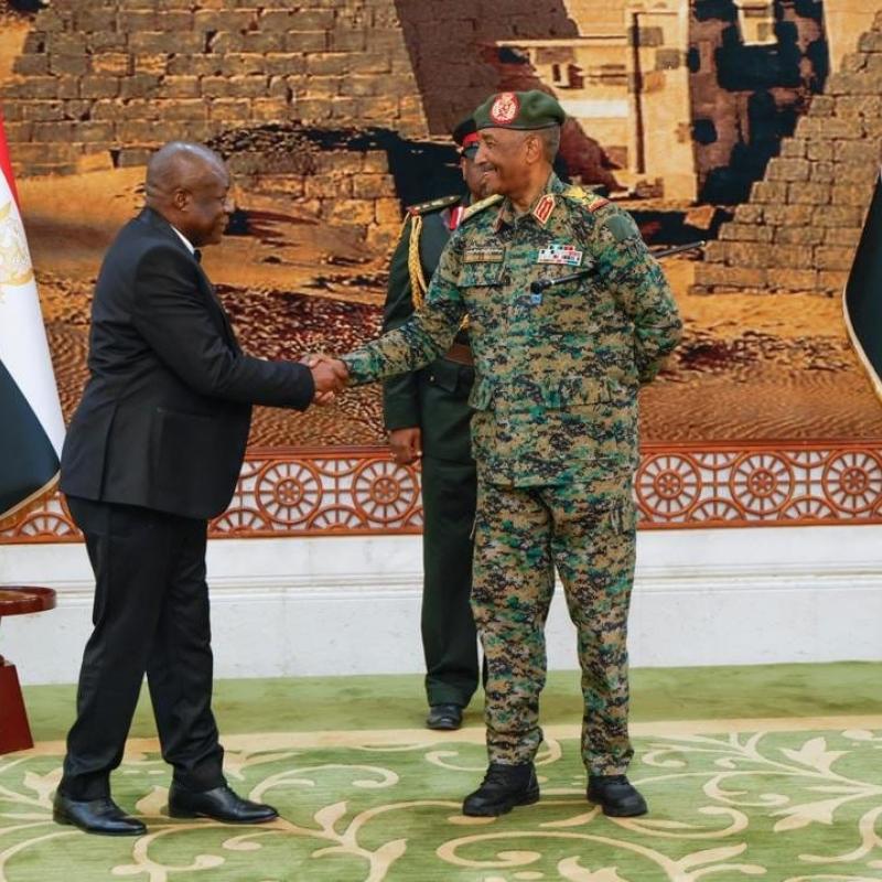 L’ambassadeur extraordinaire et plénipotentiaire de la RDC près la République du Soudan, Wabenga Kalebo Théo, Général Abdel Fattah Al-Burhan, Président du Soudan [photo d'illustration]