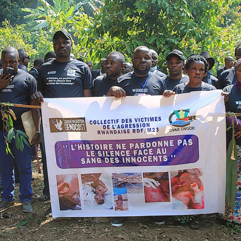Les membres du CVAR-ONGDH au cimetière de Kitobi où reposent les victimes des massacres de Ngadi