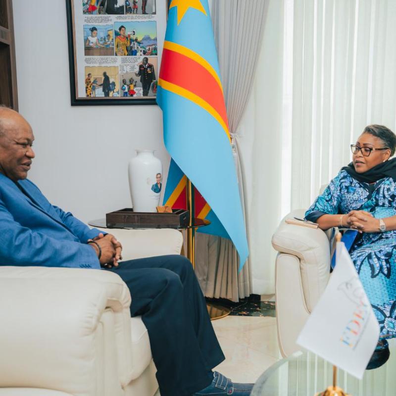 La Première ministre Judith Suminwa Tuluka échange avec le bédéiste congolais Barly Baruti autour des préparatifs du Salon africain de la bande dessinée et de l’autre Musik.