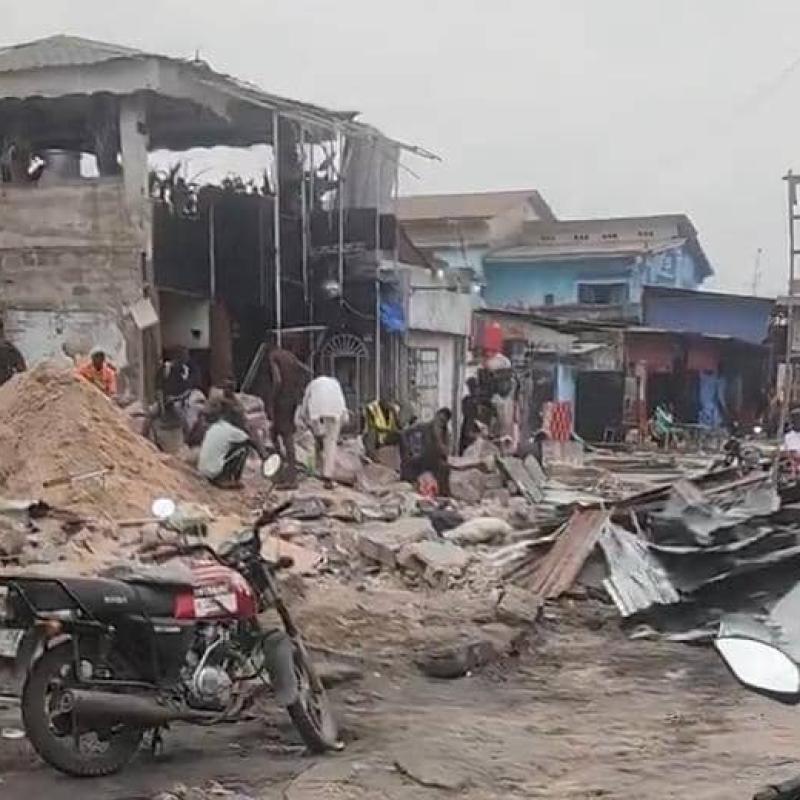 Les décombres constatés après le passage des bâtisseurs du Service national à Kimbondo dans la commune de Bandalungwa ce samedi 15 août 2026