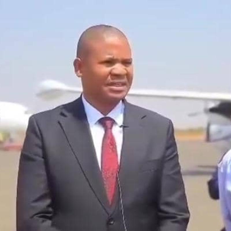 Le Gouverneur intérimaire du Haut-Katanga, Martin Kazembe Shula sur le tarmac de l'aéroport international de la Loano de Lubumbashi