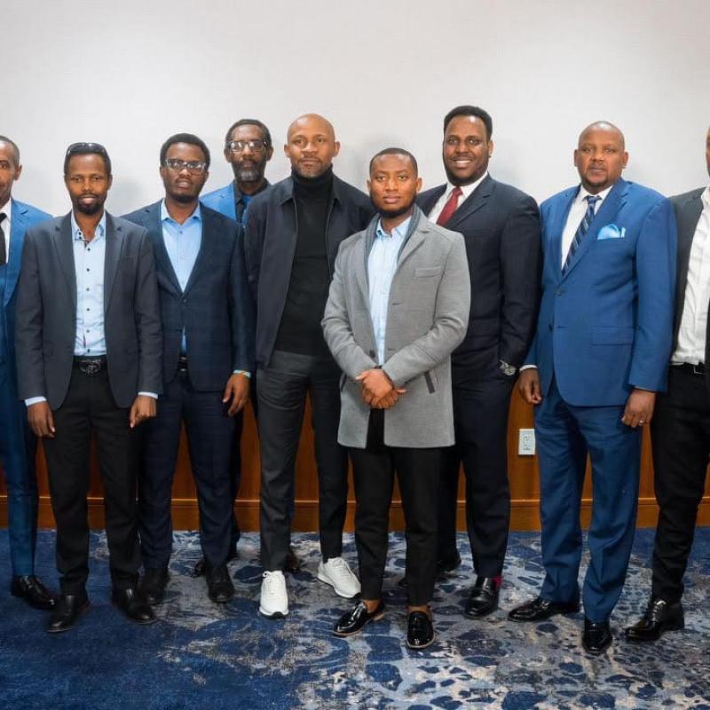 Le ministre de la Communication et Médias Patrick Muyaya pose avec des jeunes Banyamulenge.