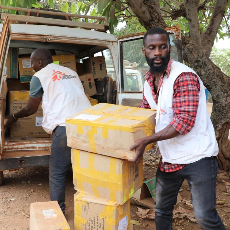 Des travailleurs humanitaires de MSF déchargent des fournitures médicales pour soutenir les structures de santé [photo d'illustration]