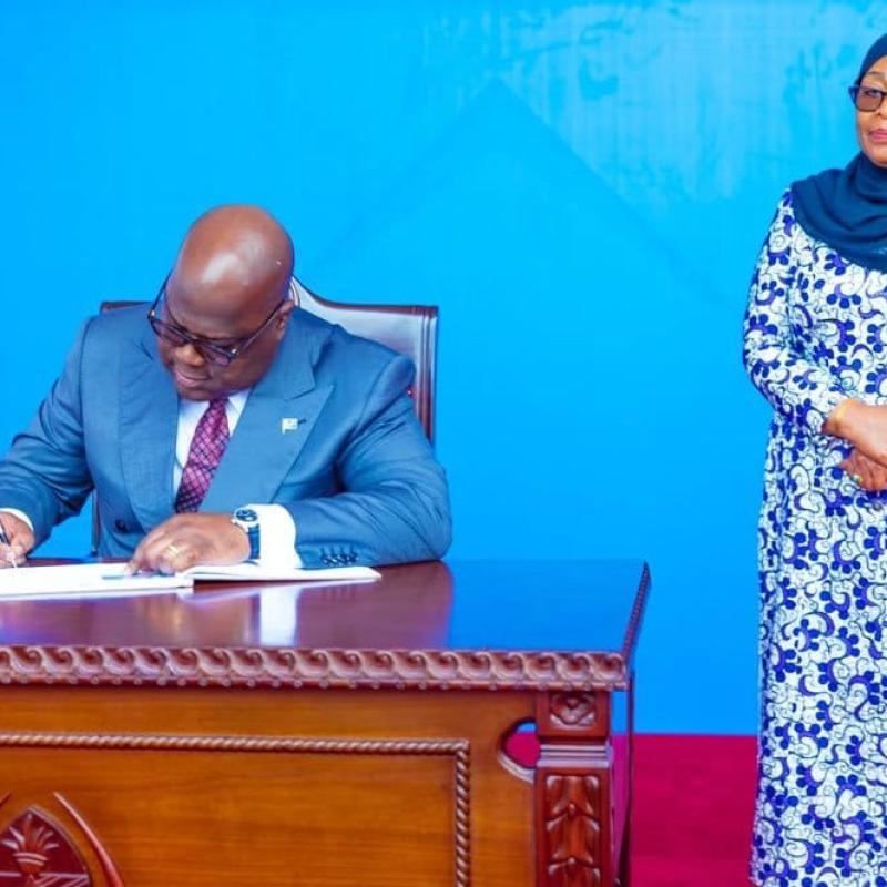 Le Président Félix Tshisekedi appose sa signature sous le regard de la Présidente Samia Suluhu Hassan [photo d'illustration]