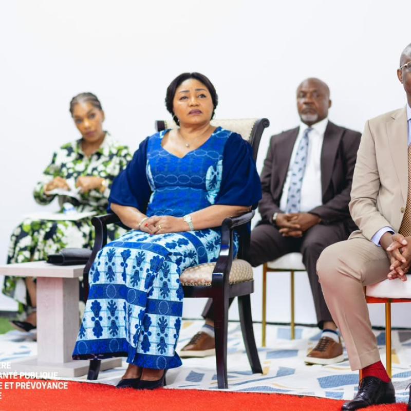 Le ministre de la Santé publique, Hygiène et Prévoyance sociale, le Dr Samuel Roger Kamba, la première Dame Denise Nyakeru et la ministre de l'éducation nationale Raissa Malu. lors du lancement de la campagne chirurgicale des enfants SS