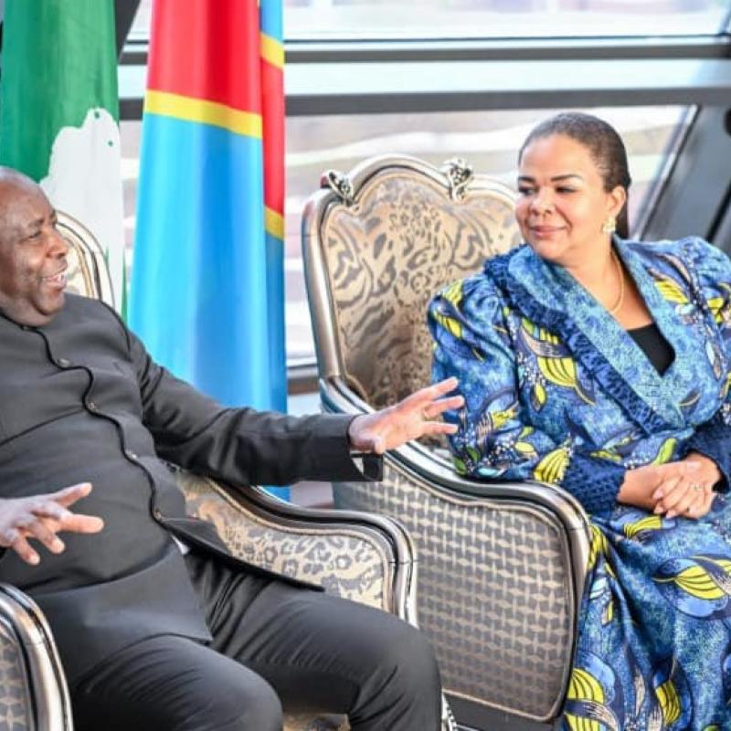 Le président burundais Évariste Ndayishimiye accueilli par la ministre des Affaires étrangères, Thérèse Kayikwamba, à l’aéroport international de N’djili [photo d’illustration].