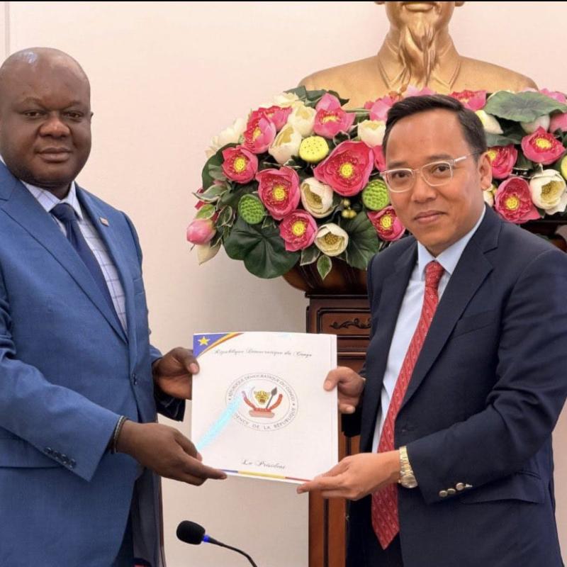 Le ministre chargé de la Francophonie et de la Diaspora congolaise, Crispin Mbadu et le vice-ministre vietnamien de l’Industrie et du Commerce, Nguyễn Hoàng Long [photo d'illustration]