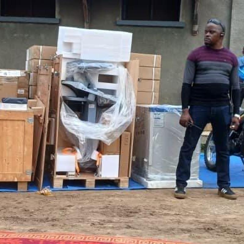 Des motos DT et un lot de médicaments remis au gouvernement provincial de la Tshopo par Enabel, dans le cadre de la riposte contre Ebola.