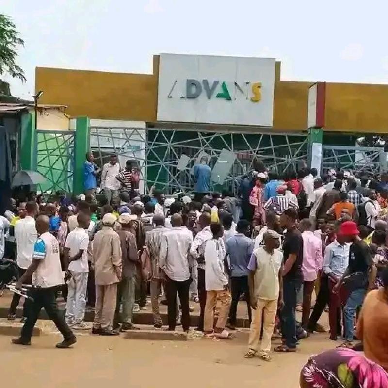 Des enseignants bloqués devant leur banque payeuse, Advans, dans l’attente du versement de leurs salaires [photo d'illustration]