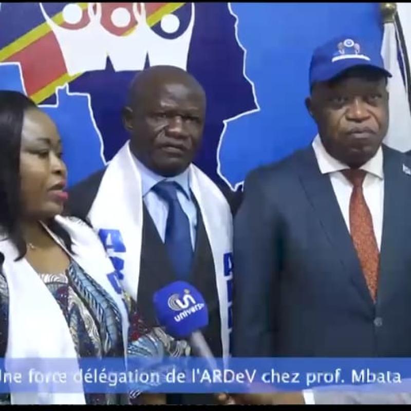 André Mbata, secrétaire permanent de l'Union sacré, entouré de quelques membres de l’ARDEV en séjour à Kinshasa.