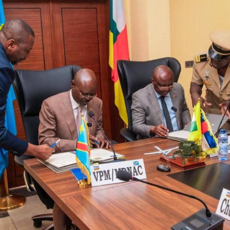 Guy Kabombo Muadiamvita et son homologue centrafricain, lors de la signature du protocole d'accord