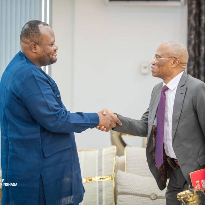 Poignée de mains entre le gouverneur de Kinshasa, Daniel Bumba, et le recteur de l’UNIKIN, le professeur Jean-Marie Kayembe Ntumba