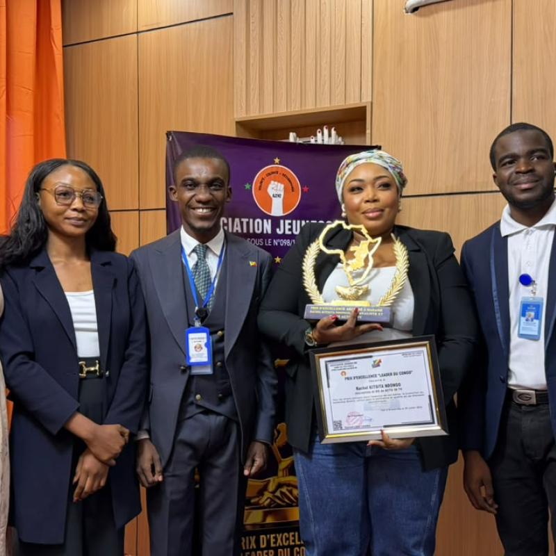 Rachel Kitsita Ndongo, directrice générale d’Actu30 TV, pose avec son diplôme de mérite aux côtés des membres de l’Association Jeunesse 242.