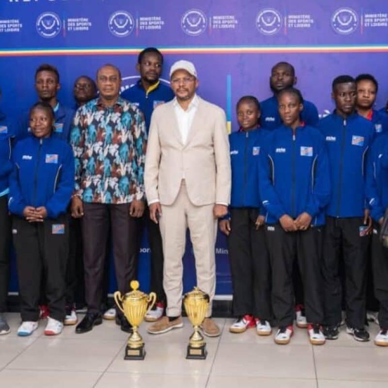 Le ministre des Sports et loisirs, Didier Budimbu, reçoit la délégation des Léopards de tennis de table, sacrés champions d’Afrique centrale