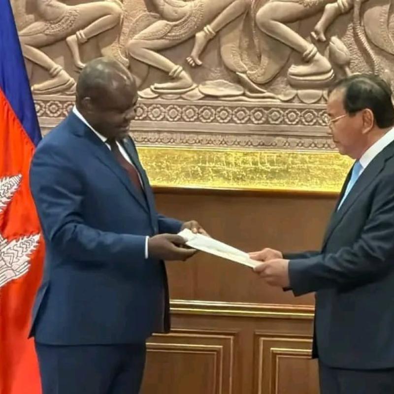 Le ministre chargé de la Francophonie et de la Diaspora congolaise, Crispin Mbadu et Prak Sokhonn, vice-Premier ministre des Affaires étrangères du Cambodge [photo d'illustration]