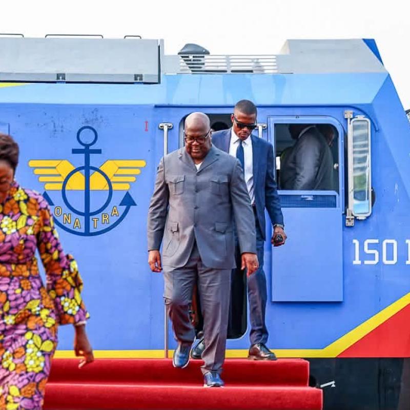 Le Président Félix-Antoine Tshisekedi descendant du train à la Gare centrale de Kinshasa pour la cérémonie du lancement des baliseurs.