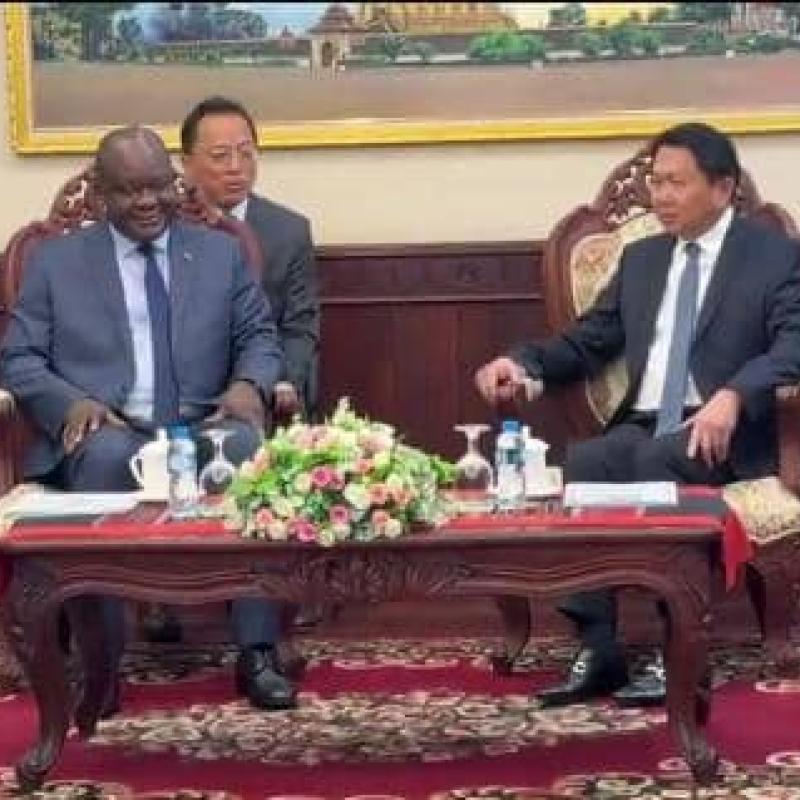 Le ministre délégué chargé de la Francophonie et de la diaspora , crispin Mbadu en plein échange avec le ministre laotien des Affaires Etrangères, Anouparb Vongnorkeo