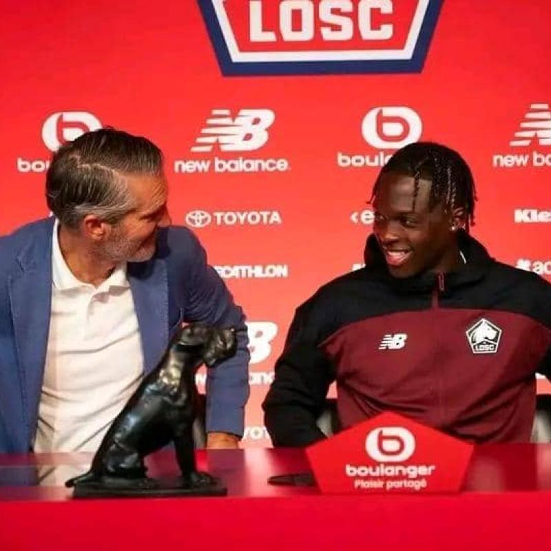 Dilane Bakwa lors de sa signature à Lille.