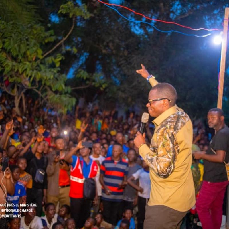 Le Ministre délégué Eliezer Ntambwe lors d'un meeting animé, mardi 25 août 2026