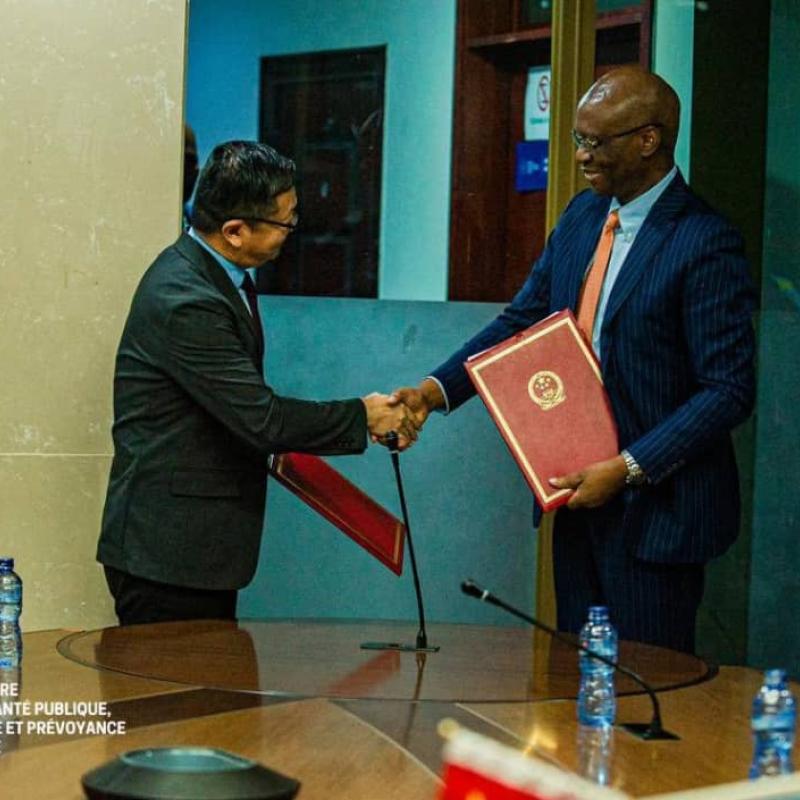 Le ministre Samuel Roger Kamba et l’ambassadeur de Chine en RDC, Zhao Bin, après la signature de l’acte officialisant la remise d’un lot de matériel d’urgence destiné à la prévention des épidémies [photo d'illustration]
