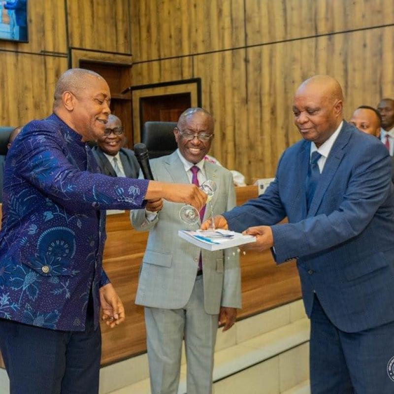 Le président de la CENI Denis Kadima procède au baptême officiel du livre en hommage à l'Abbé Malumalu [photo d'illustration]