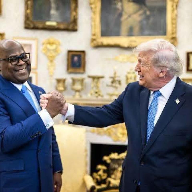 Poignée de mains entre les présidents Tshisekedi et Trump [photo d’illustration]
