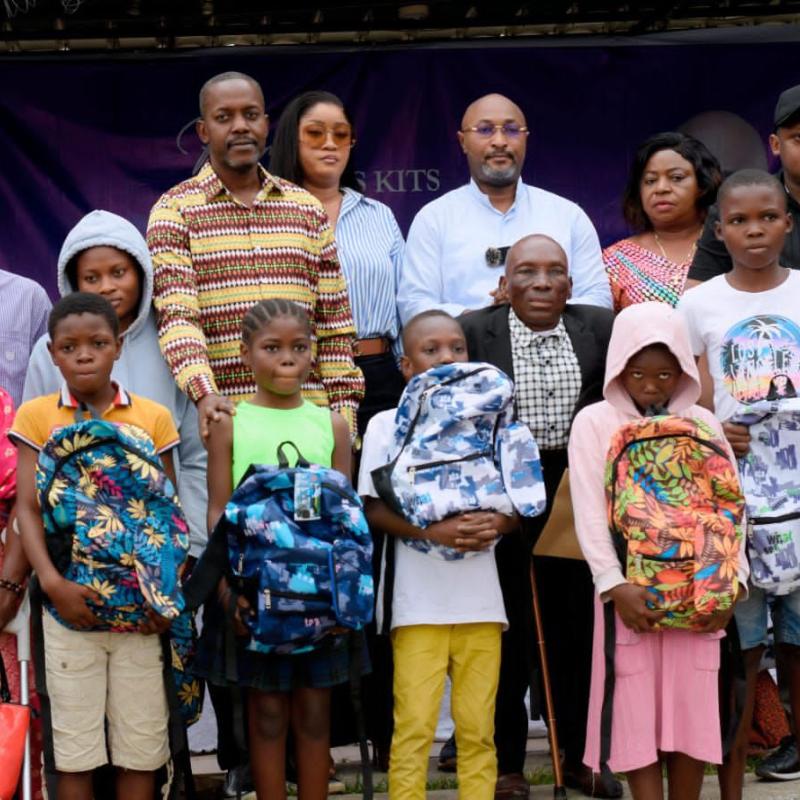Jésus Noël Sheke avec un échantillon d’élèves bénéficiaires des kits scolaires
